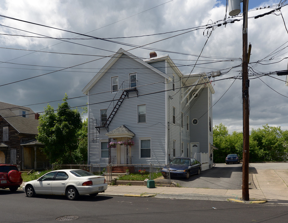 105 Hedley Ave in Central Falls, RI - Foto de edificio