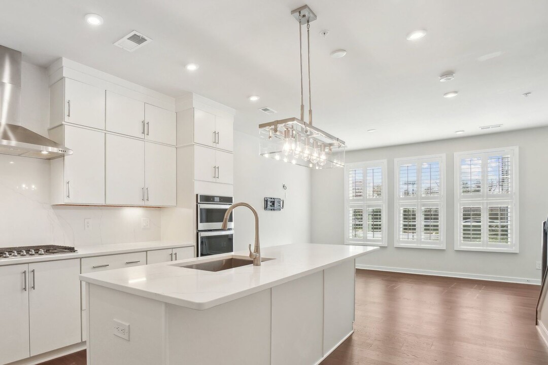7528 Sawyer Farm Wy in McLean, VA - Building Photo