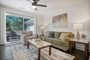 975 Shadowridge Dr SE in Atlanta, GA - Building Photo