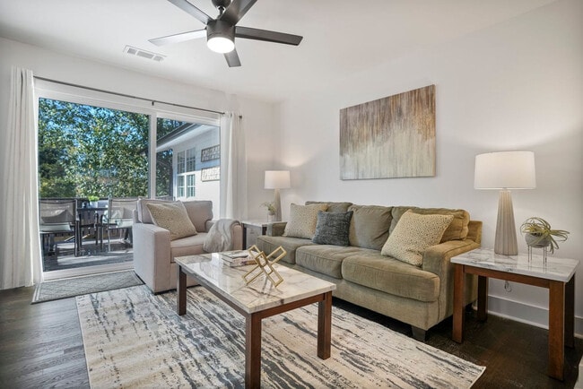 975 Shadowridge Dr SE