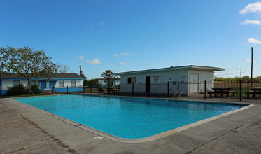 Admiral Brittany Apartments in Corpus Christi, TX - Building Photo - Building Photo