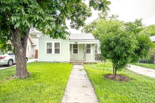 1723 W Kings Hwy in San Antonio, TX - Building Photo