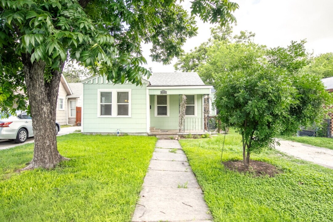 1723 W Kings Hwy in San Antonio, TX - Building Photo