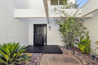 13827 North 42nd Pl in Phoenix, AZ - Building Photo - Building Photo