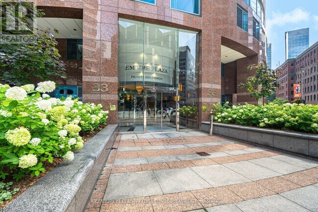 33-2133 University Ave in Toronto, ON - Building Photo - Building Photo