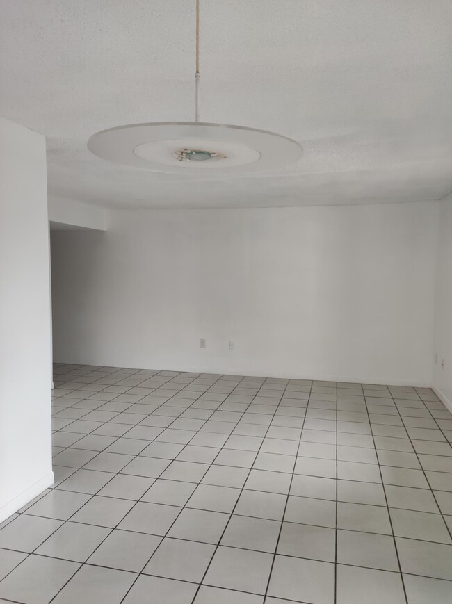 8933 SW 123rd Ct in Miami, FL - Foto de edificio - Building Photo