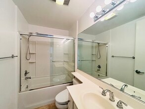 625 S Berendo St, Unit 213 in Los Angeles, CA - Foto de edificio - Building Photo