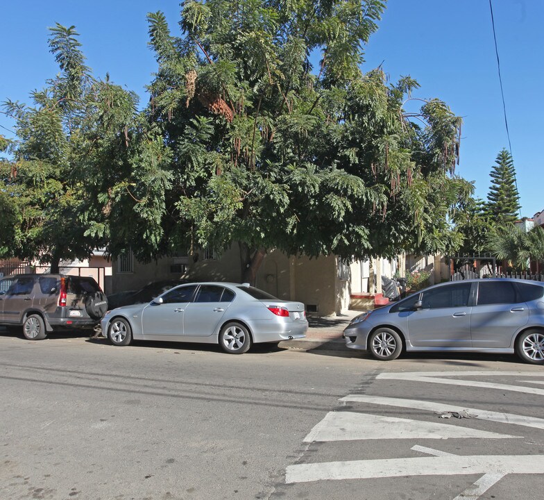 1130 Mariposa Ave in Los Angeles, CA - Building Photo