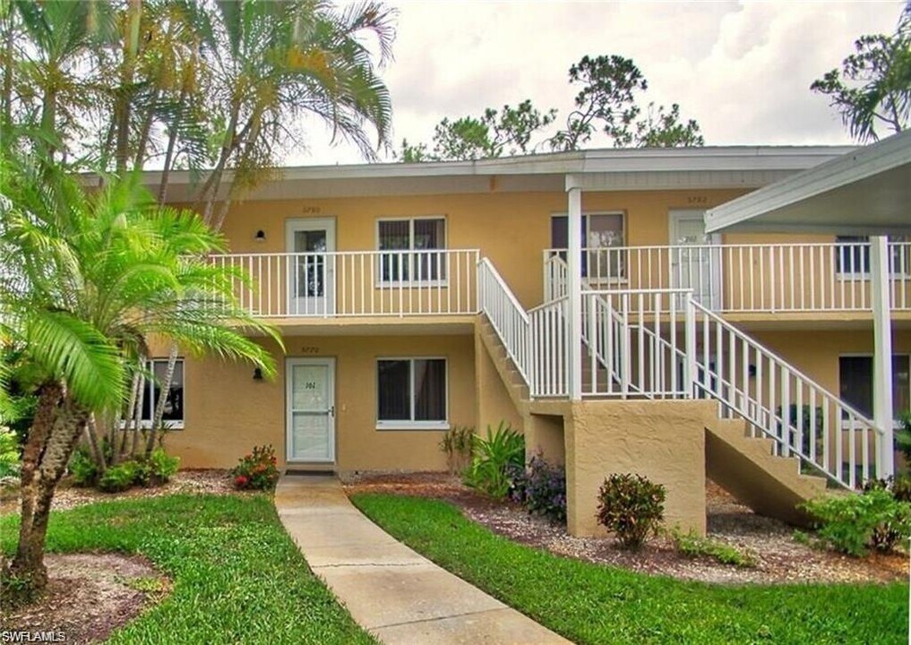 5780 Woodmere Lake Cir-Unit -I-201 in Naples, FL - Foto de edificio