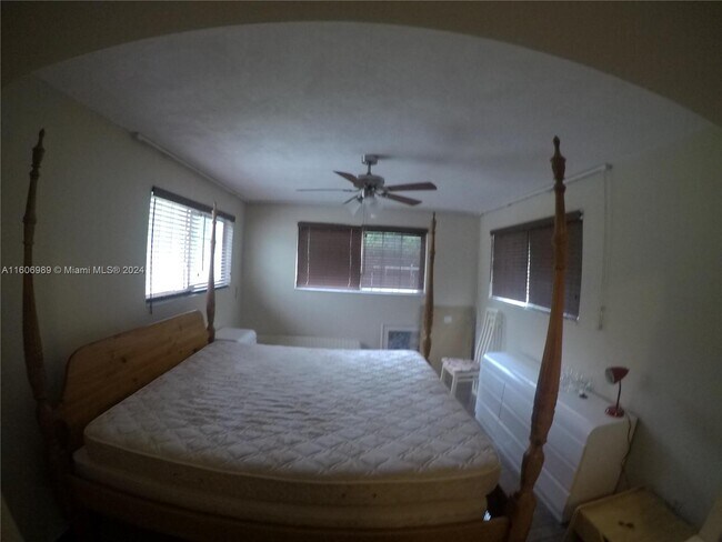 1698 NE 182nd St in North Miami Beach, FL - Building Photo - Building Photo