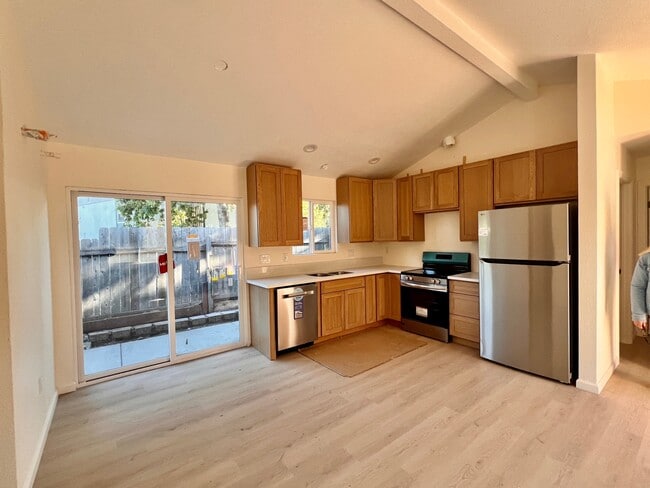 1561 Royal Way in San Luis Obispo, CA - Building Photo - Building Photo