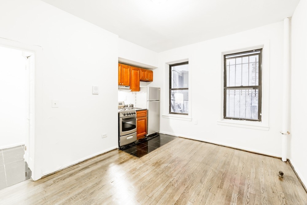 325 W 45th St in New York, NY - Building Photo