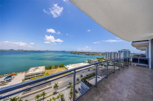 7901 Hispanola Ave in North Bay Village, FL - Foto de edificio - Building Photo