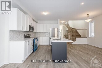 1006 Ballyhale Hts in Ottawa, ON - Building Photo - Building Photo