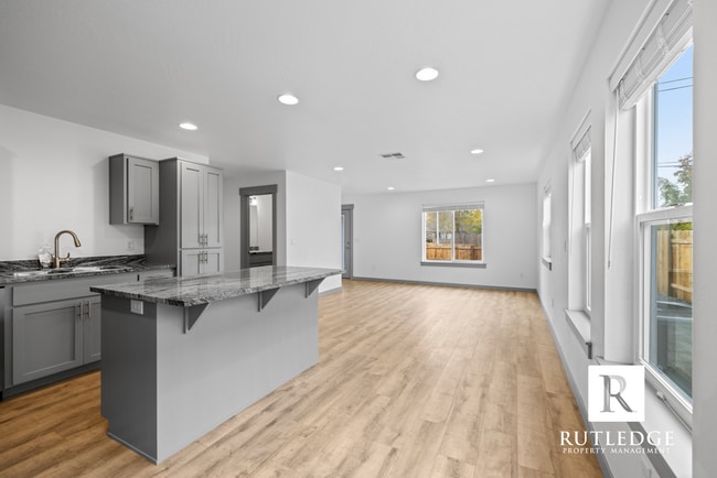 361 Beechwood Way in Medford, OR - Building Photo - Building Photo