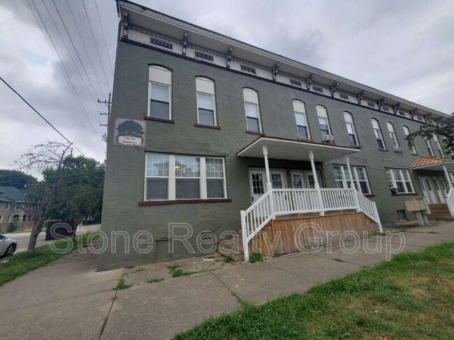 property at 512 S 5th St