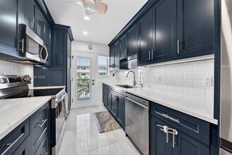 3922 NE 166th St in Miami, FL - Foto de edificio - Building Photo