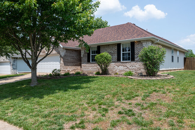 709 E Placer Mill Rd in Nixa, MO - Foto de edificio - Building Photo