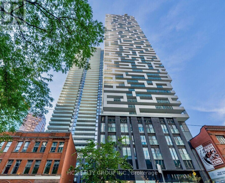 25 Richmond St E in Toronto, ON - Building Photo