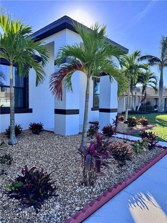 2322 SW 27th St in Cape Coral, FL - Building Photo