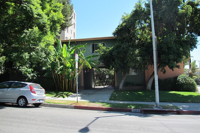 1304 N Hayworth Ave in West Hollywood, CA - Building Photo - Building Photo