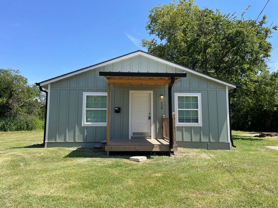 924 Gurley Ln in Waco, TX - Building Photo