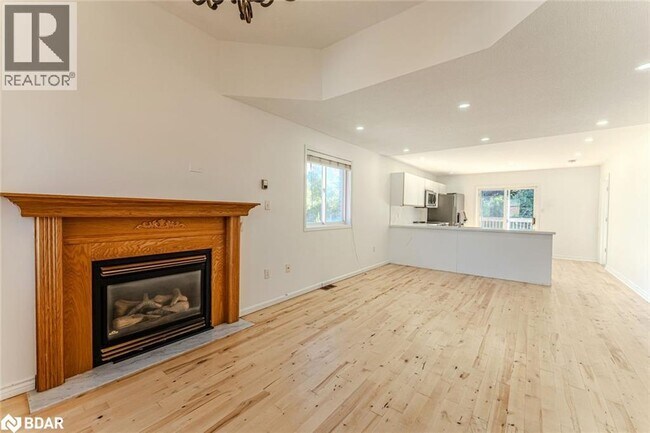9 Kestrel Ct in Barrie, ON - Building Photo - Building Photo