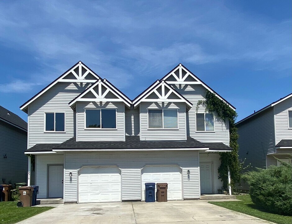 2515 E Desmet Ave in Spokane, WA - Building Photo