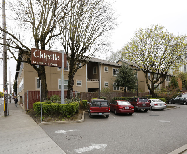 Westcott Court Apartments in Portland, OR - Building Photo - Building Photo