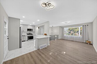 2211 Birchwood Pkwy in Woodridge, IL - Building Photo - Building Photo