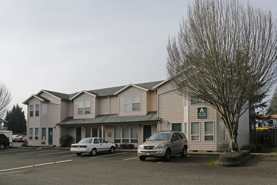 Hilltop Court Apartments in Oregon City, OR - Building Photo