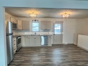 205 SW Gladstone Dr in Blue Springs, MO - Building Photo - Building Photo