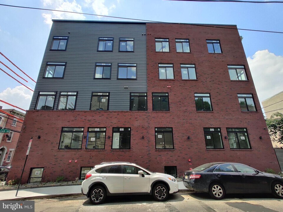 812 N 16th St-Unit -6 in Philadelphia, PA - Building Photo