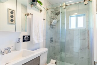 13731 Olympic Ave in Costa Mesa, CA - Foto de edificio - Building Photo