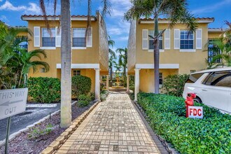 1060 Lake Shore Dr in West Palm Beach, FL - Building Photo - Building Photo
