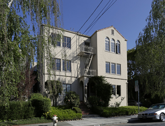 5850 Birch Ct in Oakland, CA - Foto de edificio - Building Photo