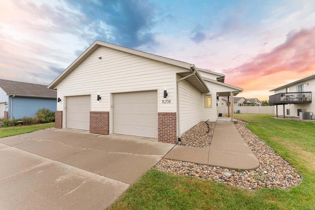 8208 S Hughes Ave, Unit #1 in Sioux Falls, SD - Building Photo