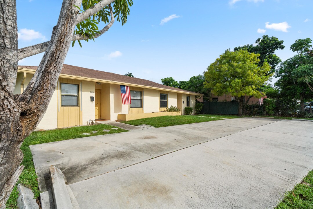 3100 N Dixie Hwy in Boca Raton, FL - Building Photo