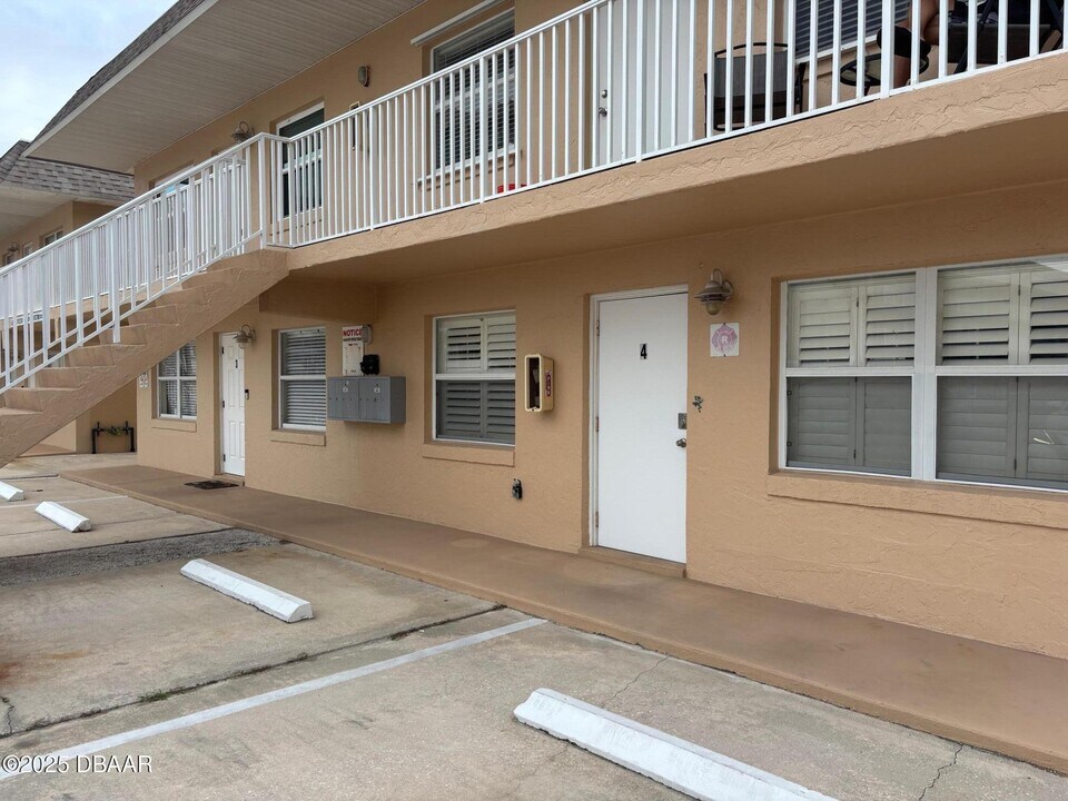 3724 S Atlantic Ave in Daytona Beach Shores, FL - Building Photo