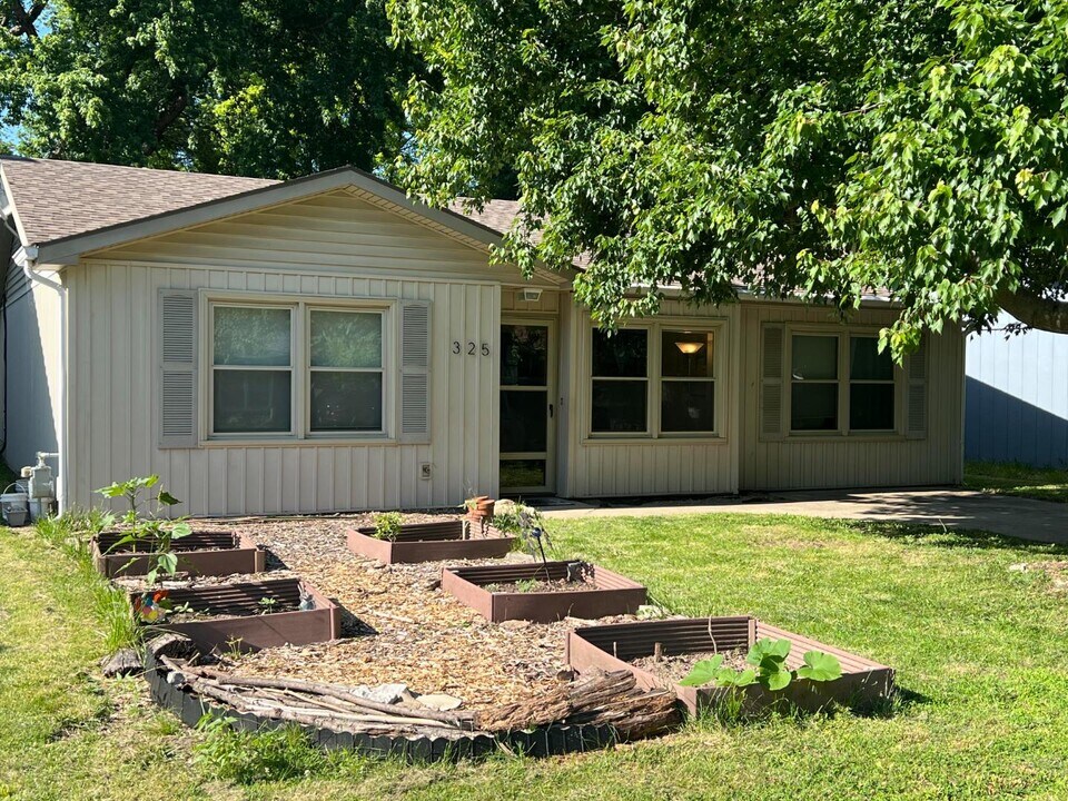 325 Pleasant St in Lawrence, KS - Building Photo