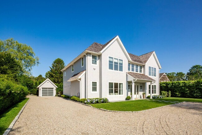 82 Halsey Ln in Water Mill, NY - Building Photo - Building Photo