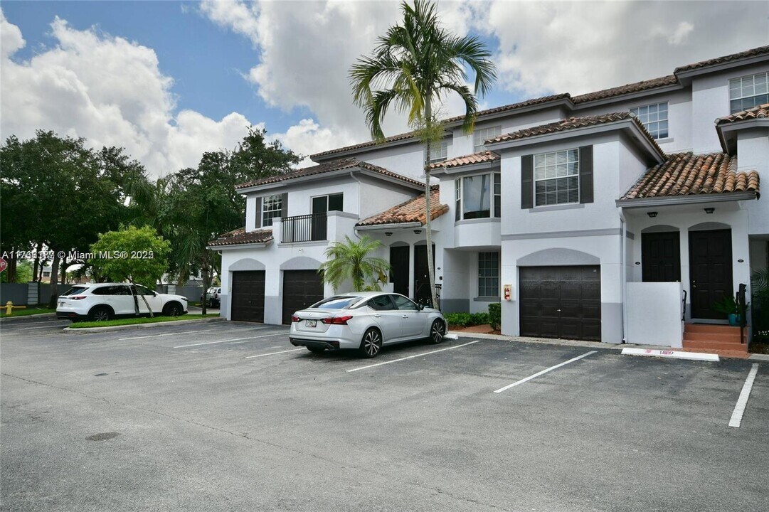 781 SW 148th Ave in Davie, FL - Building Photo