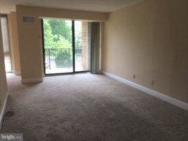 2300 Pimmit Dr in Falls Church, VA - Building Photo