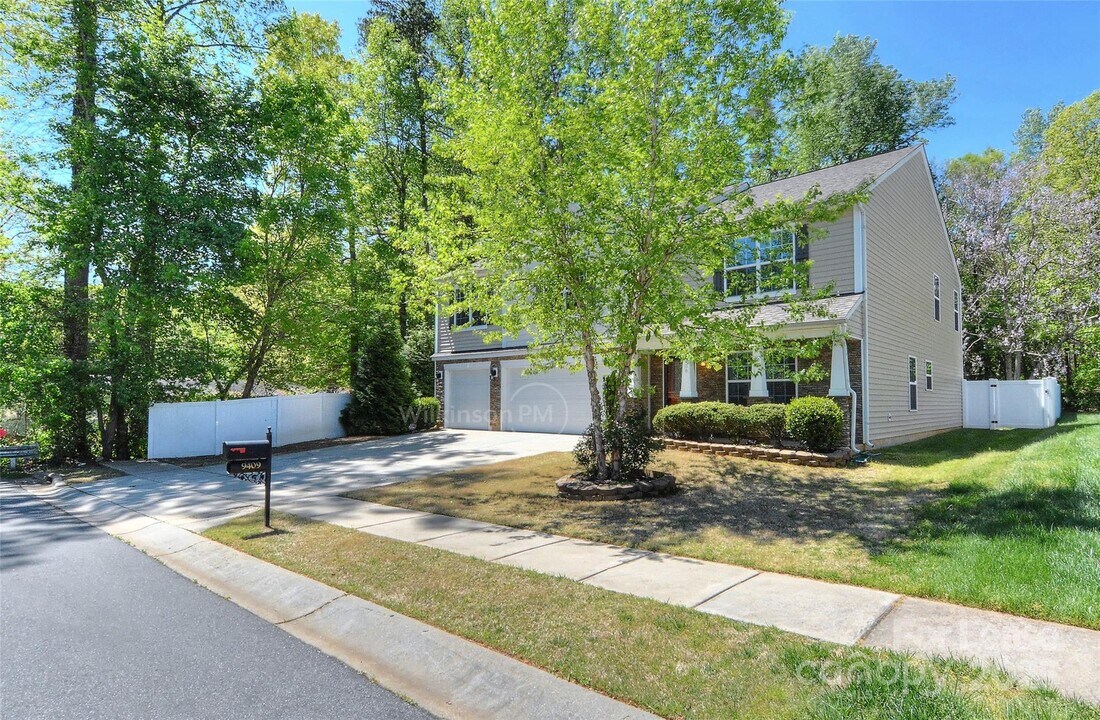 9409 Pond Vista Court in Charlotte, NC - Building Photo