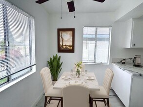 1630 W 104th St in Los Angeles, CA - Foto de edificio - Building Photo