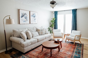 912 Dickenson Ave in Mobile, AL - Building Photo