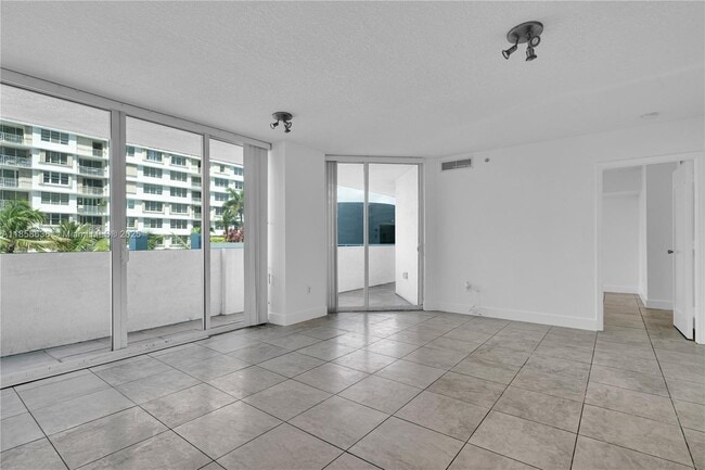 1881 79th Street Cswy, Unit 404 in Miami Beach, FL - Building Photo - Building Photo