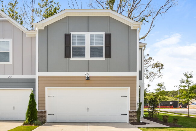 200 Brook Farm Ln in Fuquay Varina, NC - Foto de edificio - Building Photo