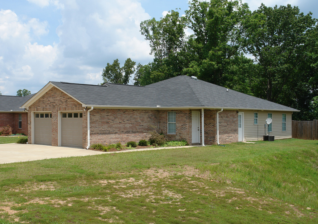 143 McAdams Dr in Tallapoosa, GA - Foto de edificio