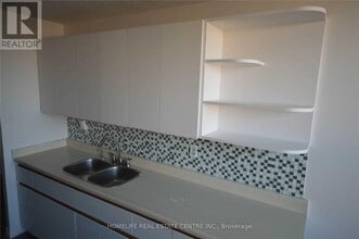 17 Knightsbridge Rd in Brampton, ON - Building Photo - Building Photo